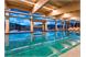 Das großzügige Hallenbad mit Schleuse ins beheizte Freischwimmbad