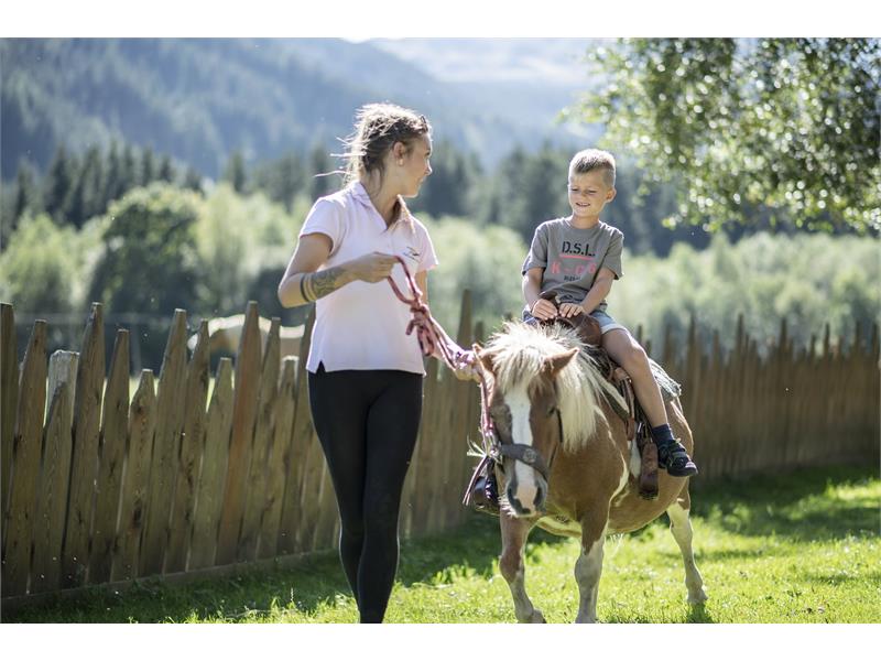Cavalcare il pony Alphotel Tyrol Wellness, Chalets & Family Resort