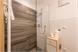 bagno moderno con lavandino, doccia e WC
