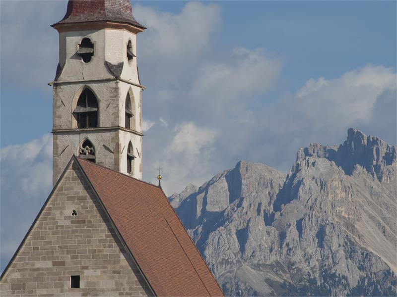 Die Kirche mit dem Latemar im Hintergrund