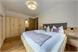 Camera da letto matrimoniale con pavimento in legno, mobili in legno e vista panoramica