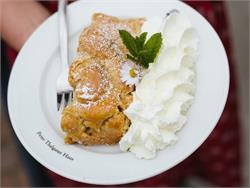 Apfelstrudel backen - mit Gertrud Gummerer geprüfte Gesundheitsberater