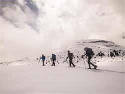 Leichte Schneeschuhwanderung im Geleit des Mondes in Lungiarü