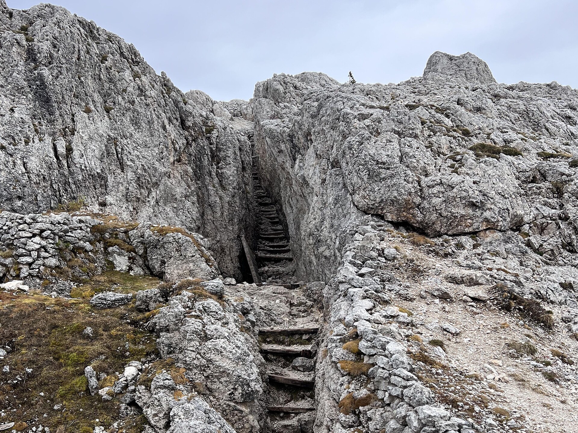 Museo all'aperto della Prima Guerra Mondiale sul Sas de Stria 2477 m Valle di Casies 1 suedtirol.info