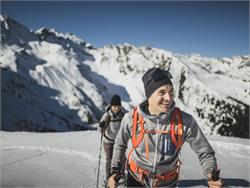 Guided snowshoe hike in Ladurns