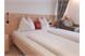 Schlafzimmer in Zirmholz massiv, angehmes Ambiente durch blendfreise indirekte Beleuchtung