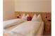 Camera da letto realizzata in legno di pino massiccio di alta qualità