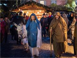 The living nativity looking for lodging