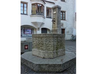 Fountain in der Hartwiggasse / vicolo Hartwig
