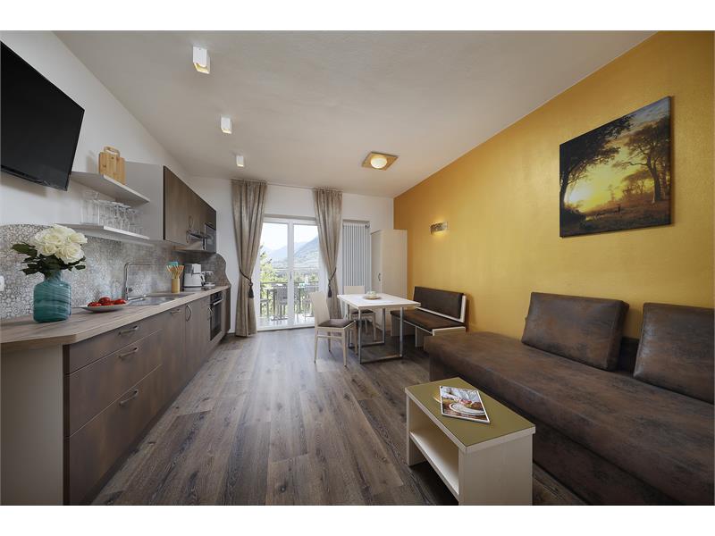 gold-blaue Ferienwohnung - Wohnraum mit Küche