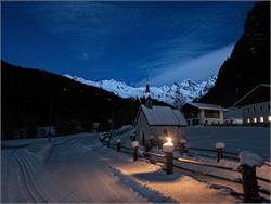 Flackernde Romantik: Fackelwanderung in zauberhafter Winterlandschaft