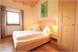 Silenziosa stanza letto con mobili e pavimento in legno massiccio
