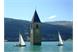 Barca a vela al campanile nel lago