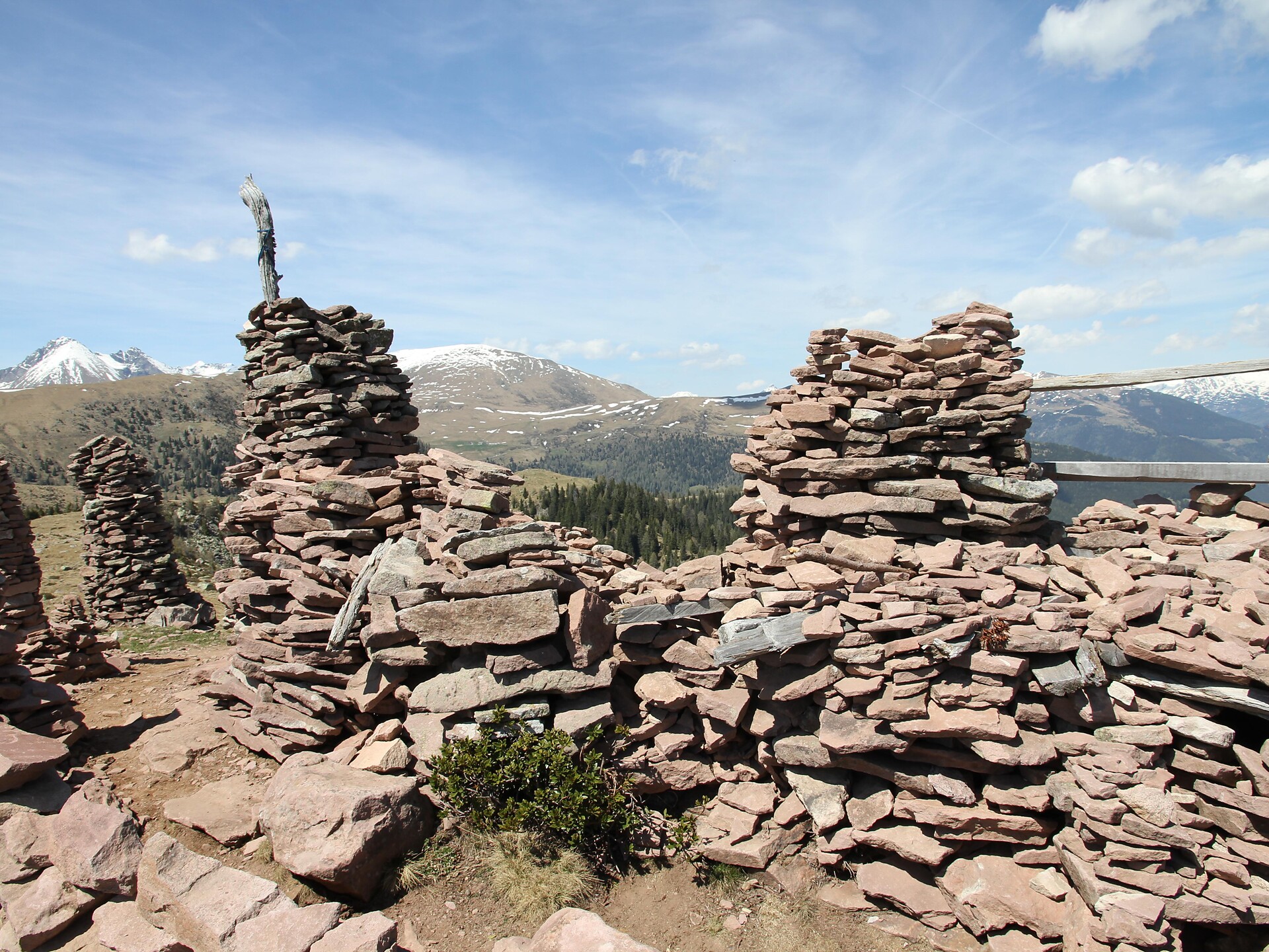 Ometti di pietra a Meltina - Gallo Rosso