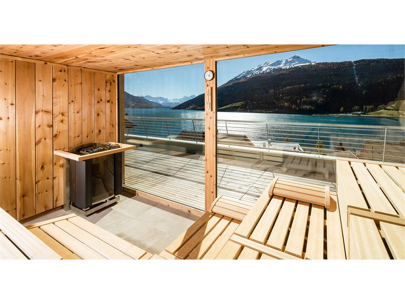 Bio Zirm Panorama Sauna con vista al lago di resia e ré Ortler