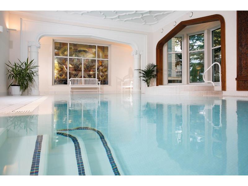 Indoor swimming pool with steam bath and Jacuzzi