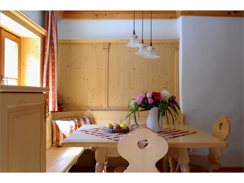 cucina abitabile in stile alpino dell´appartamento Oswald von Wolkenstein