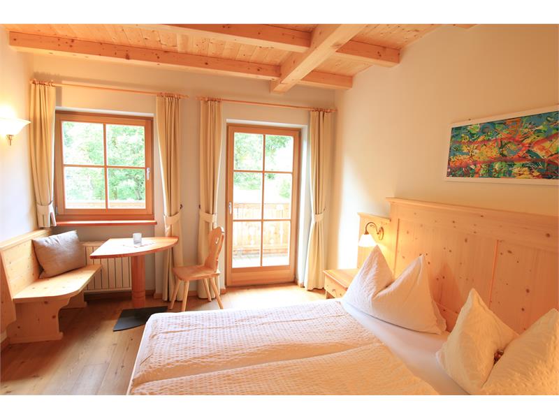 Doppelzimmer mit Massivholzmöbeln und Holzboden
