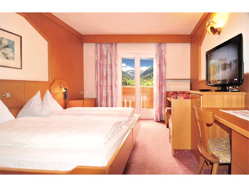 Zimmer zur Westseite mit direktem Blick auf die Ötztaler Alpen