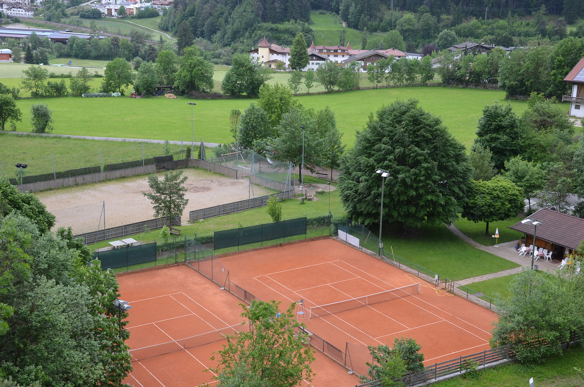 tennis court Kiens