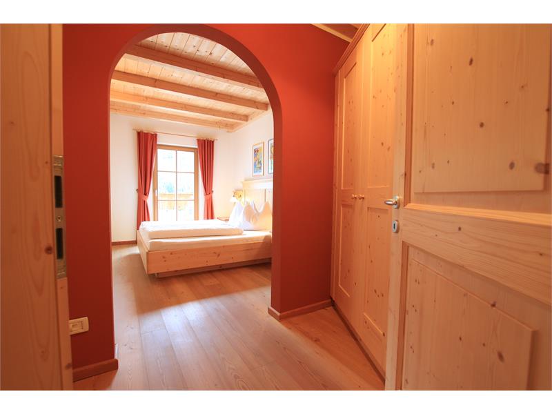 Schlafzimmer mit Massivholzmöbeln, Holzboden und Panoramablick