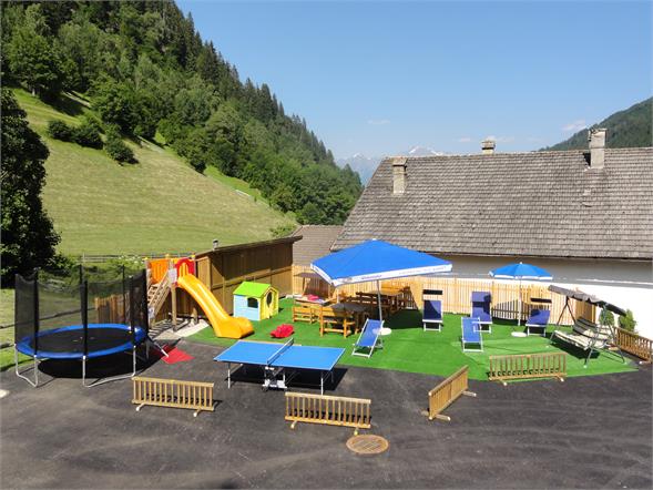 Kinderspielplatz mit Trampolin, Rutsche, Sandkasten