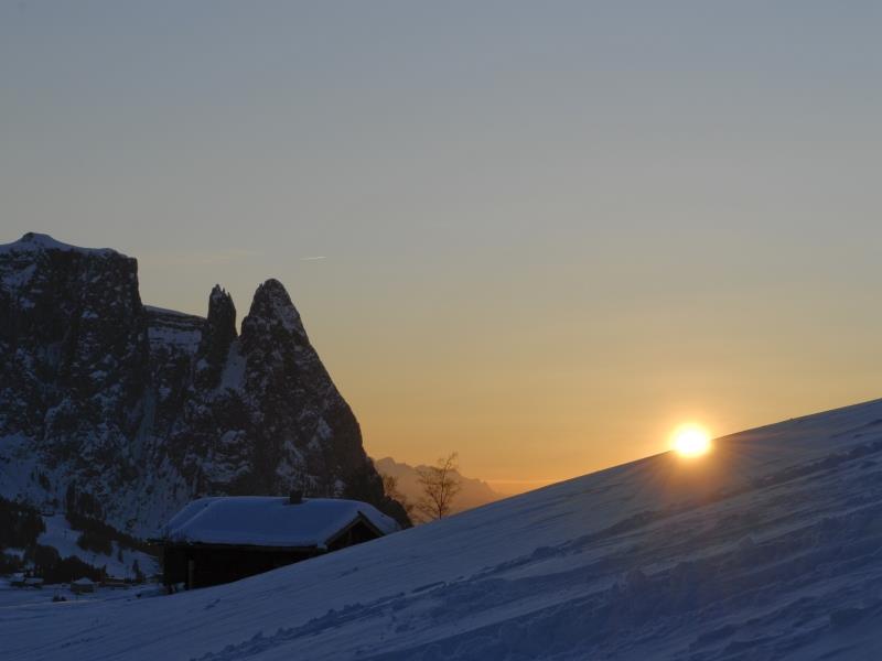 Bei Sonnenuntergang geht ein wunderschöner Ski-Tag zu Ende- Braunhof, Völs am Schlern