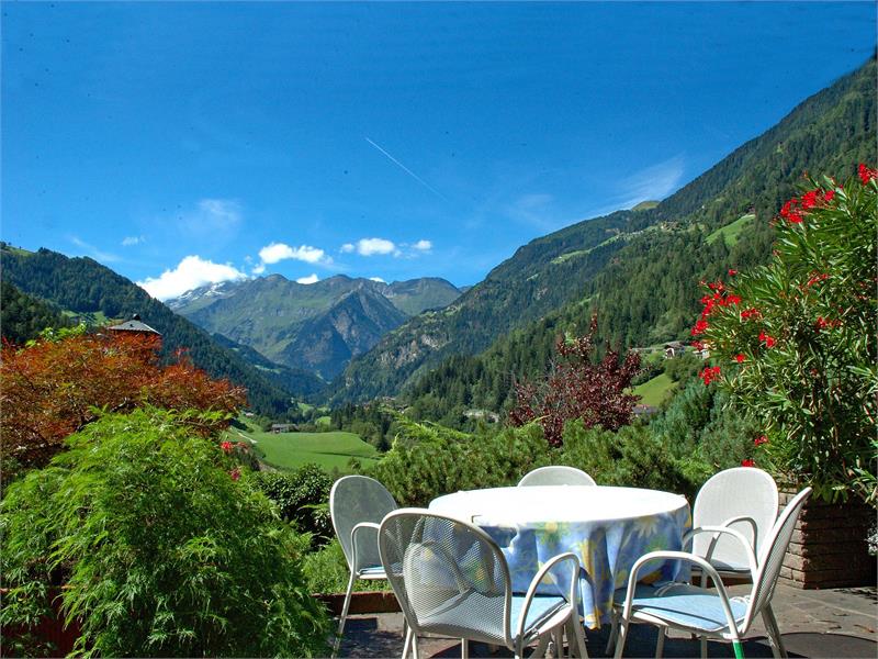 Blick von der Terrasse ins Passeiertal auf die Ötztaler-Alpen