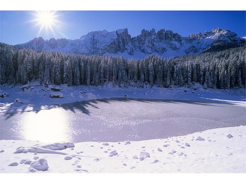 Karer See im Winter mit Latemar