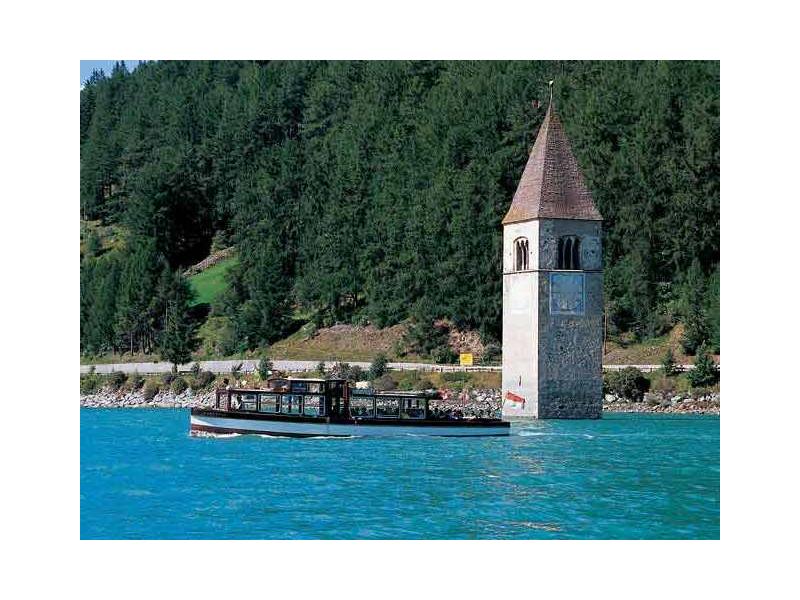 il campanile nel lago con il battello