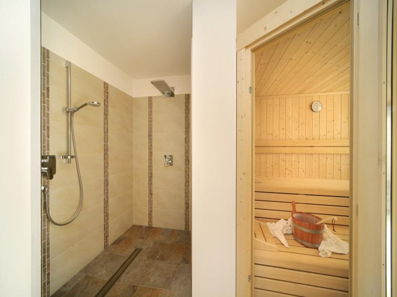 Sauna und Dusche im Hotel Rabenstein
