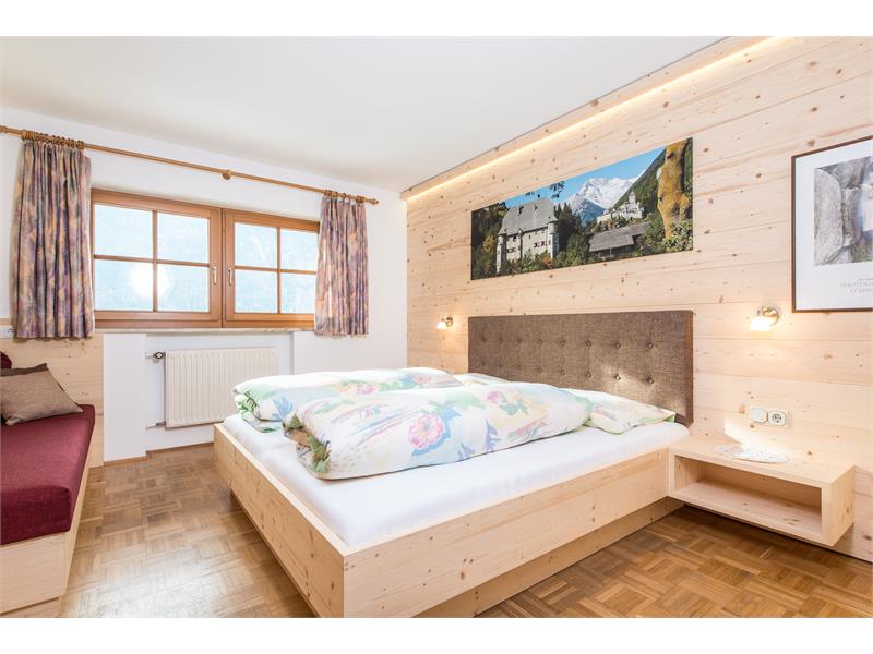 Sonnenparadies camera con tre letti in legno naturale