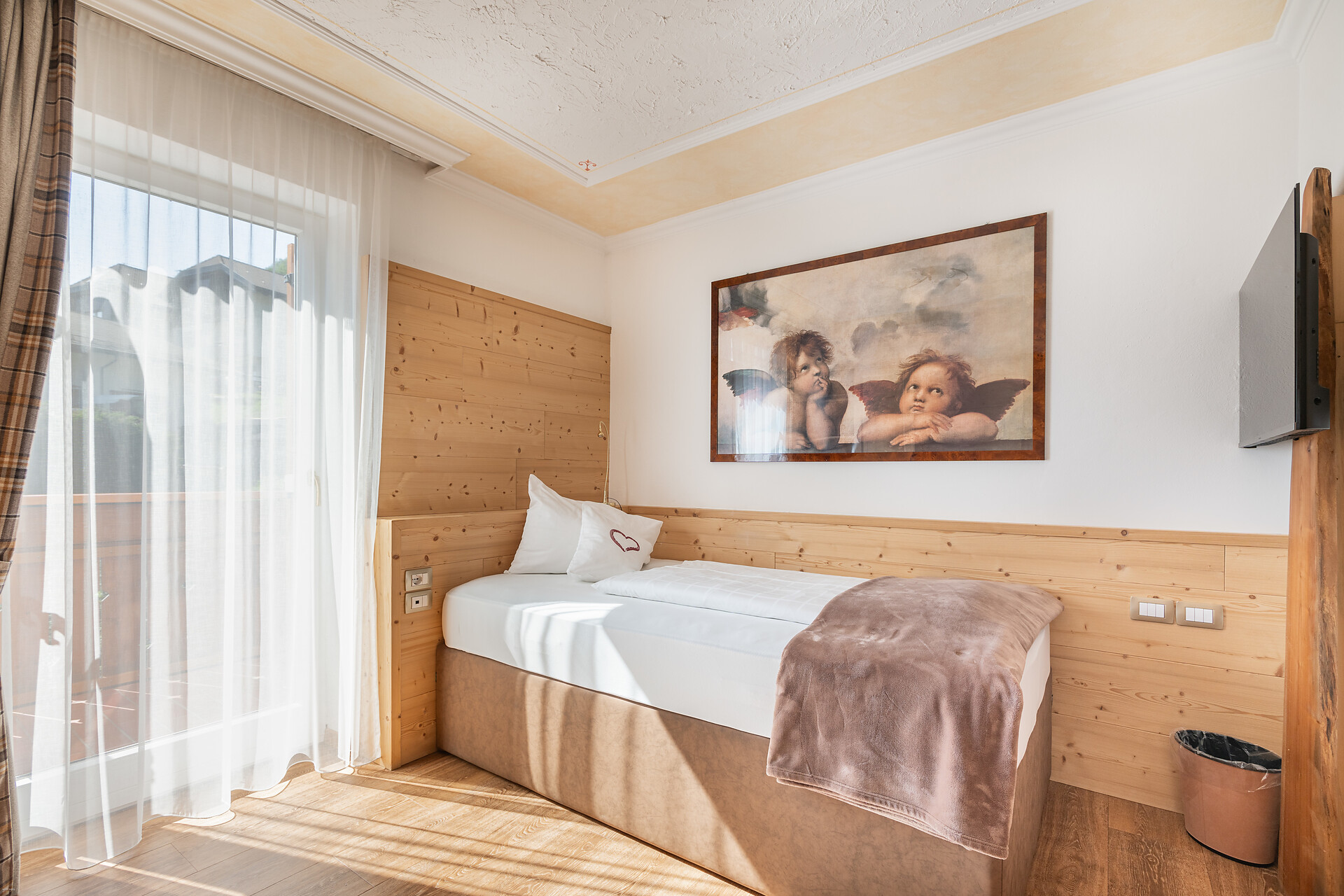Single room with balcony and village view (approx. 16 m²)