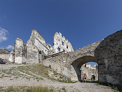 Un viaggio nel Medioevo: alla scoperta delle rovine del Castello di Montechiaro
