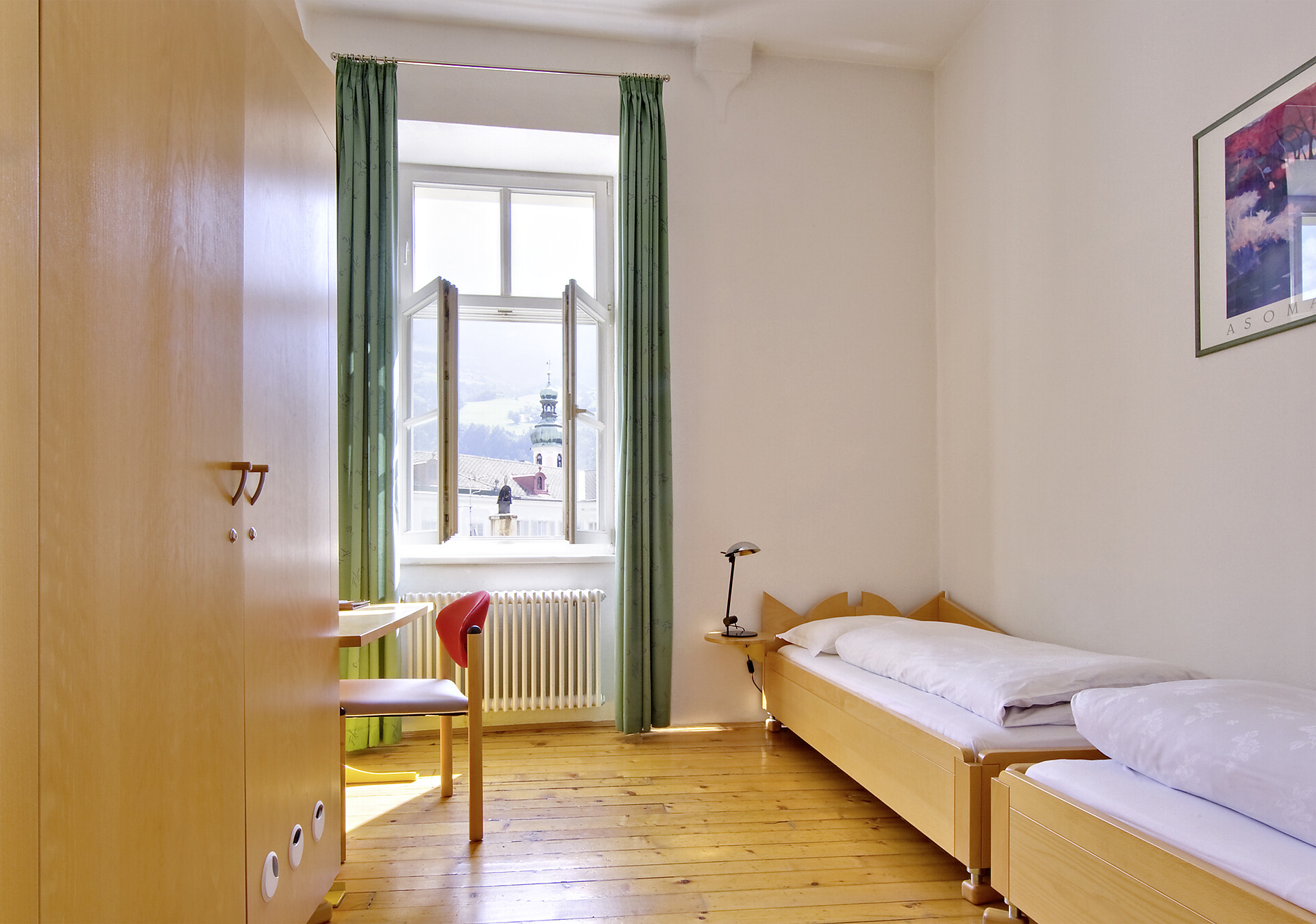 Personen im Zweibettzimmer mit Dusche/WC