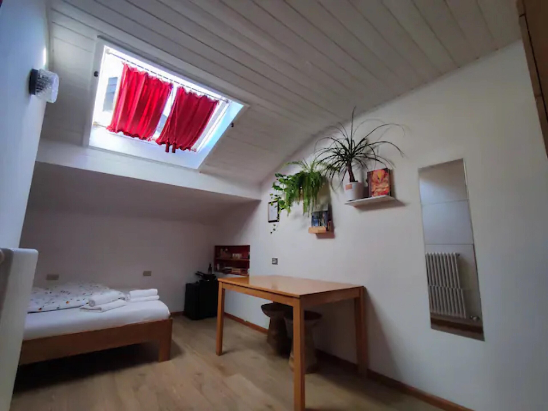 Kleines Zimmer mit Bad und Garagenparkplatz