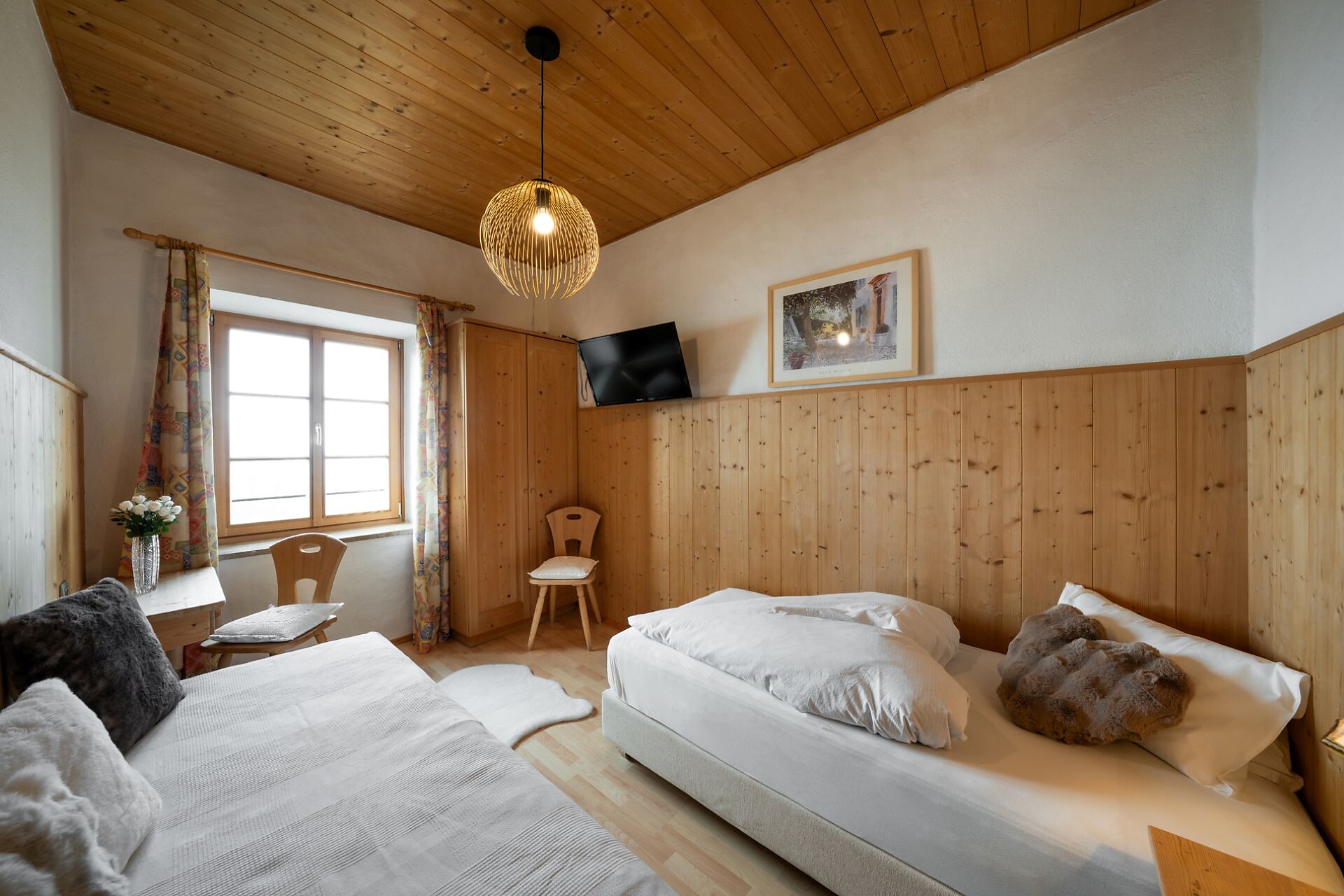 single room with mountain view / two divided beds