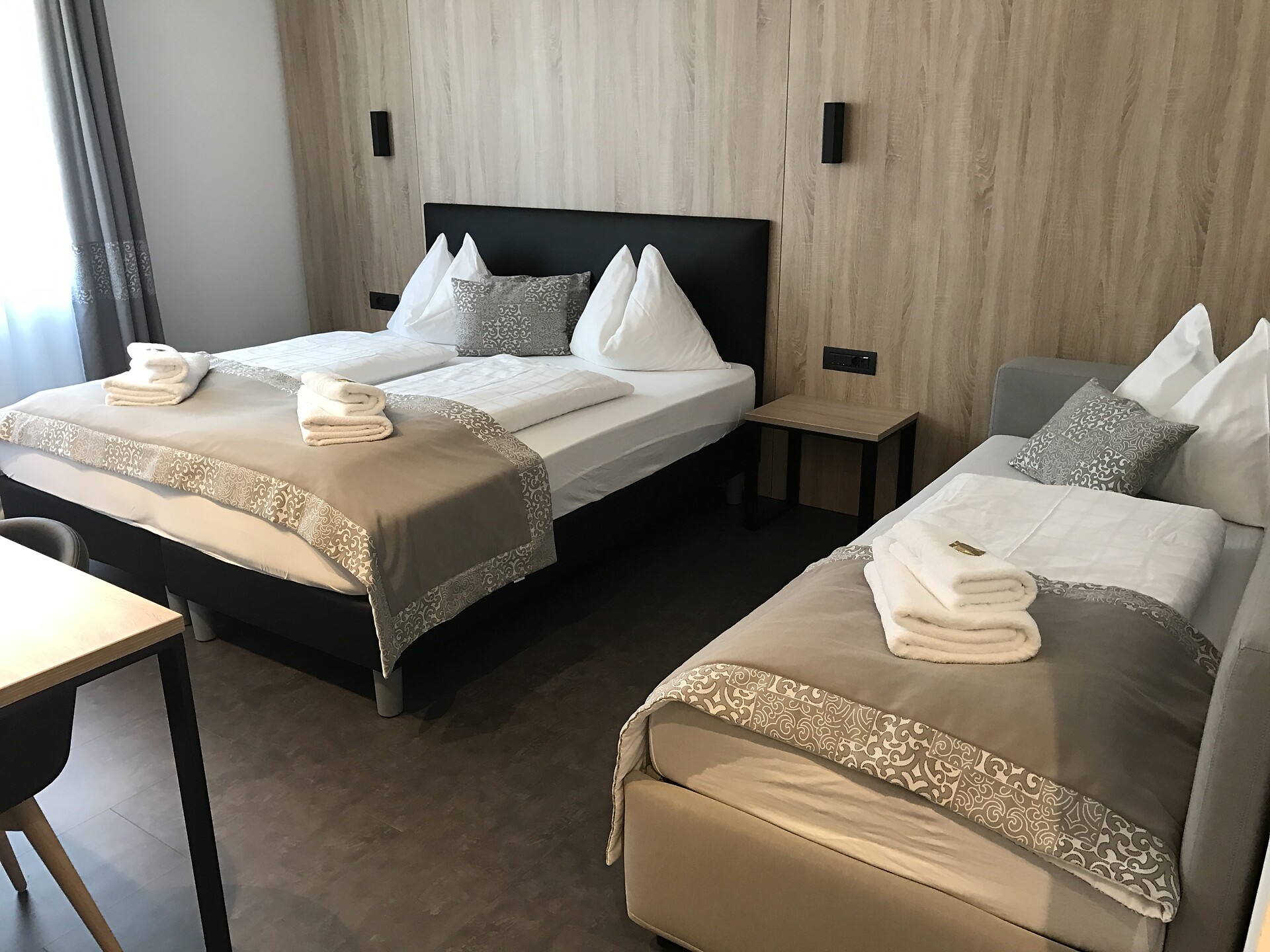 TRIPLE ROOM