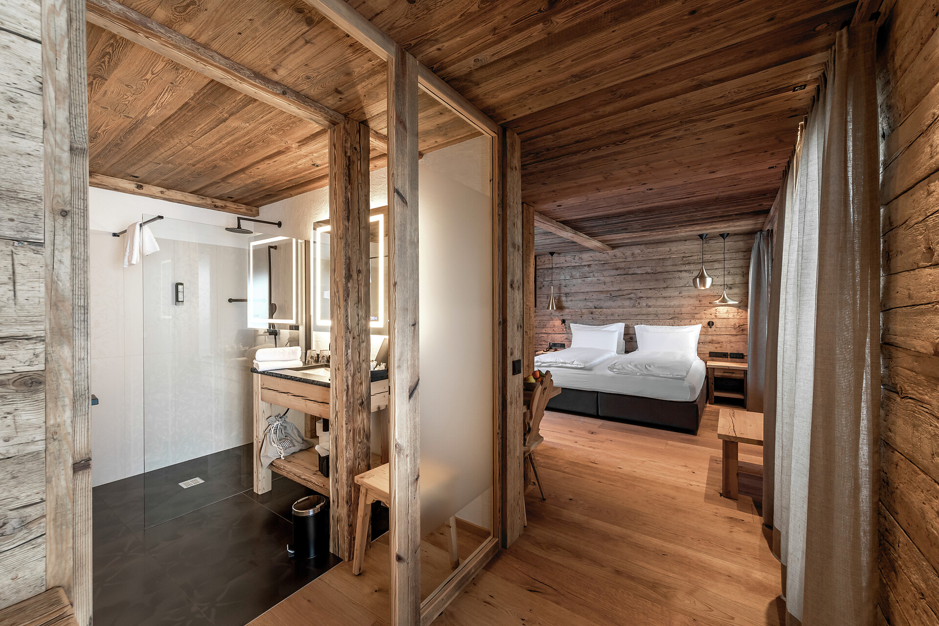 JUNIOR SUITE