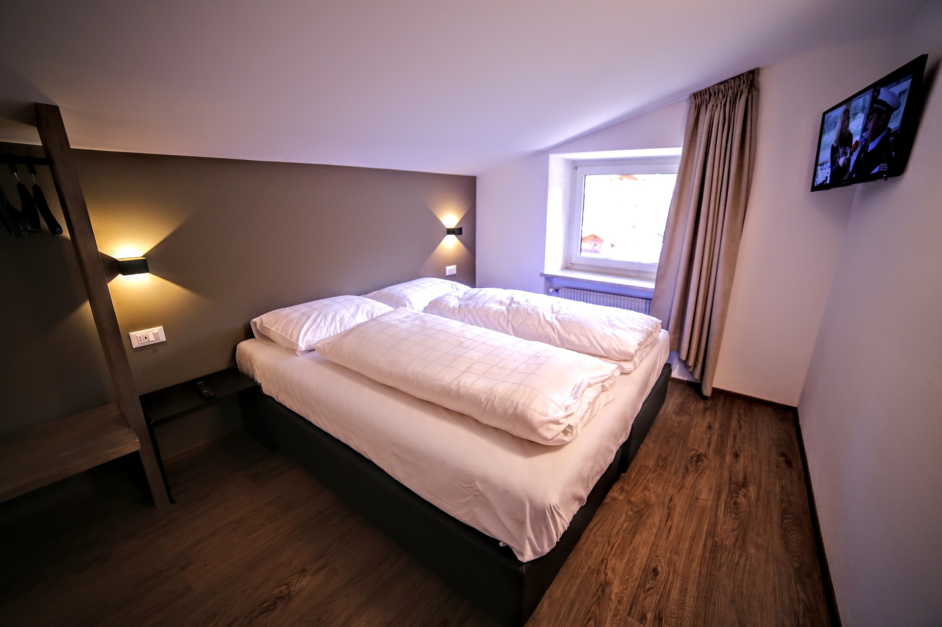 4-Bed Room