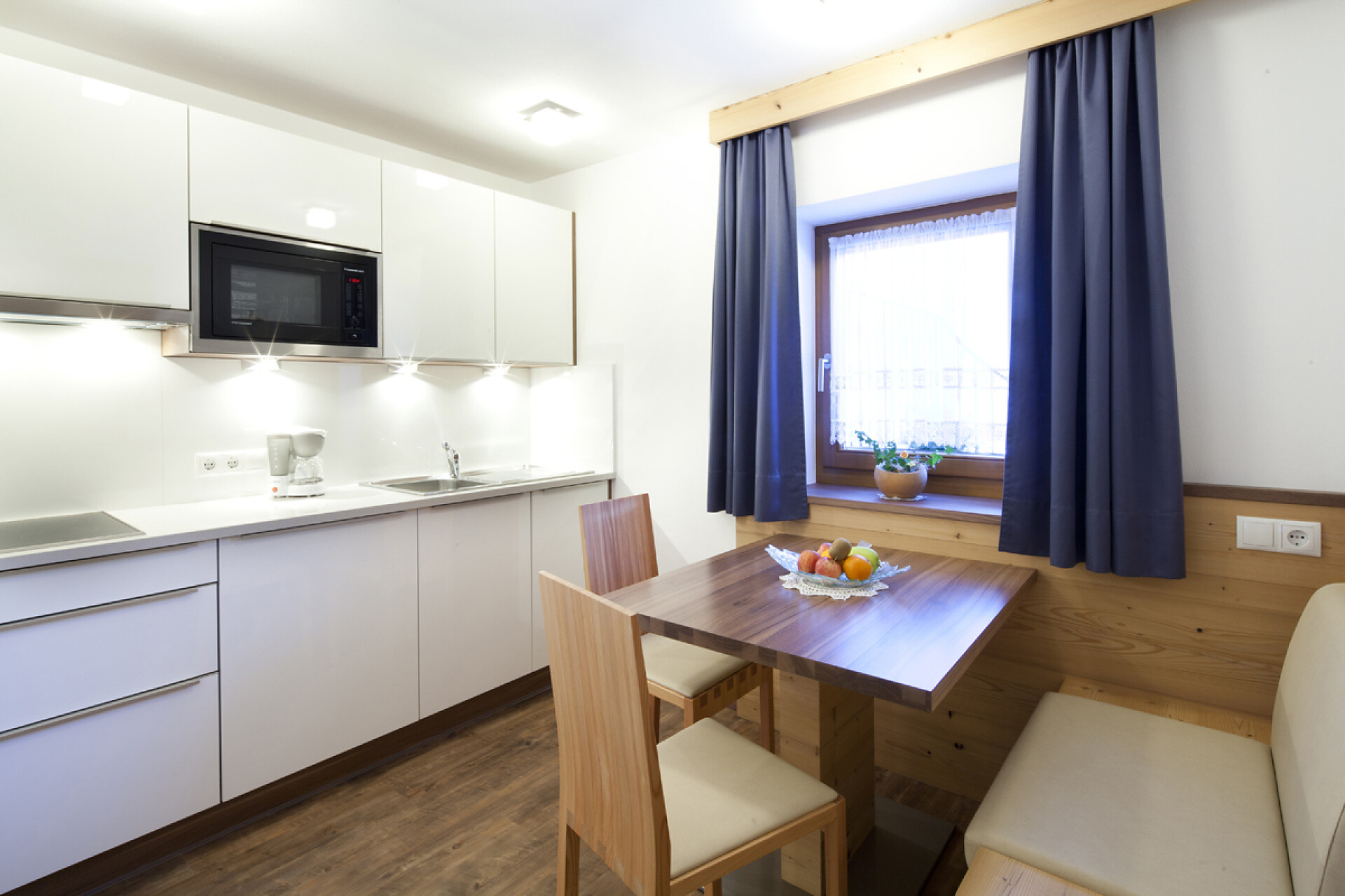 One-Bedroom Apartment with small terrace and garden access