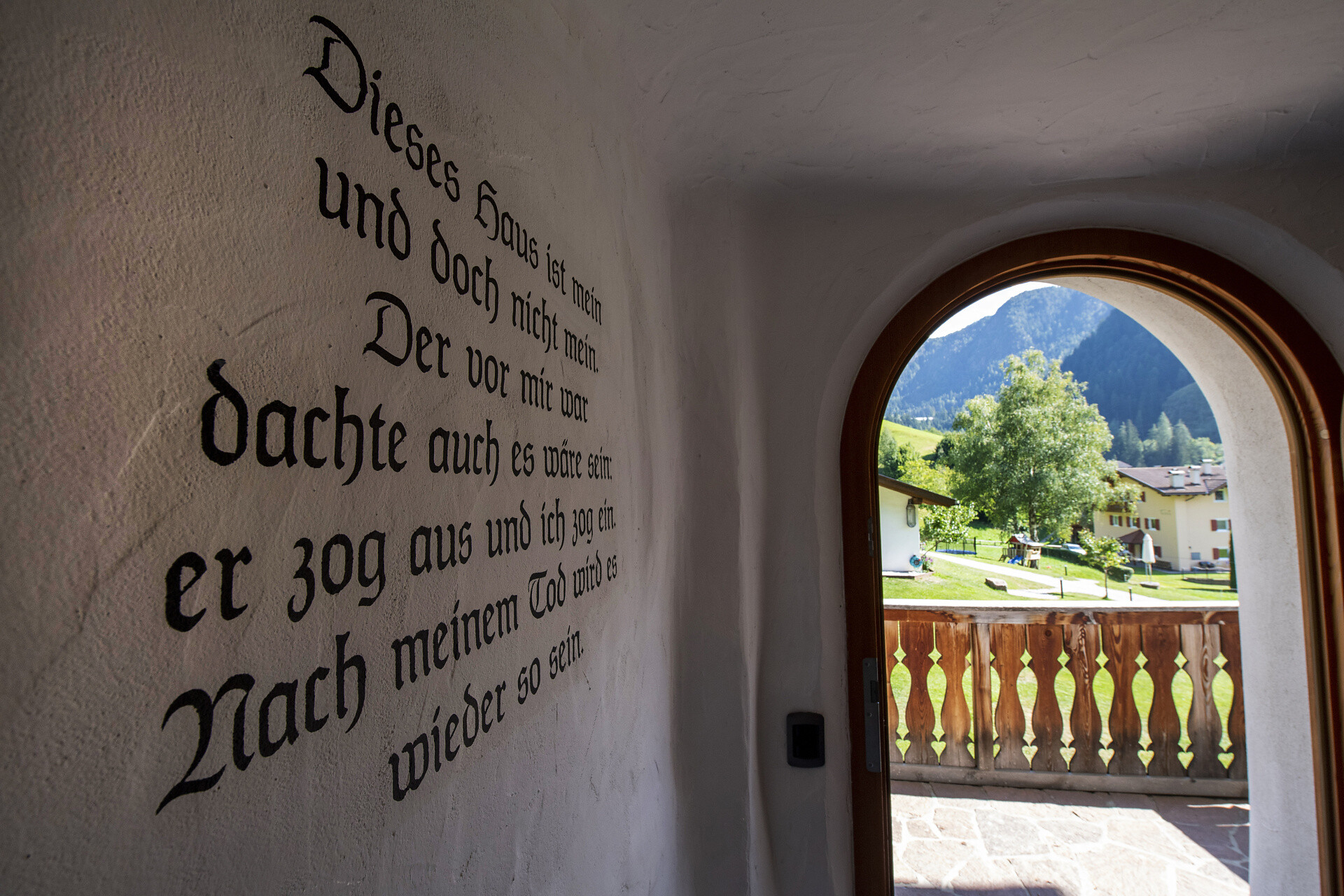Appartamento originale tirolese con 2 camere da letto e terrazzo con vista montagna