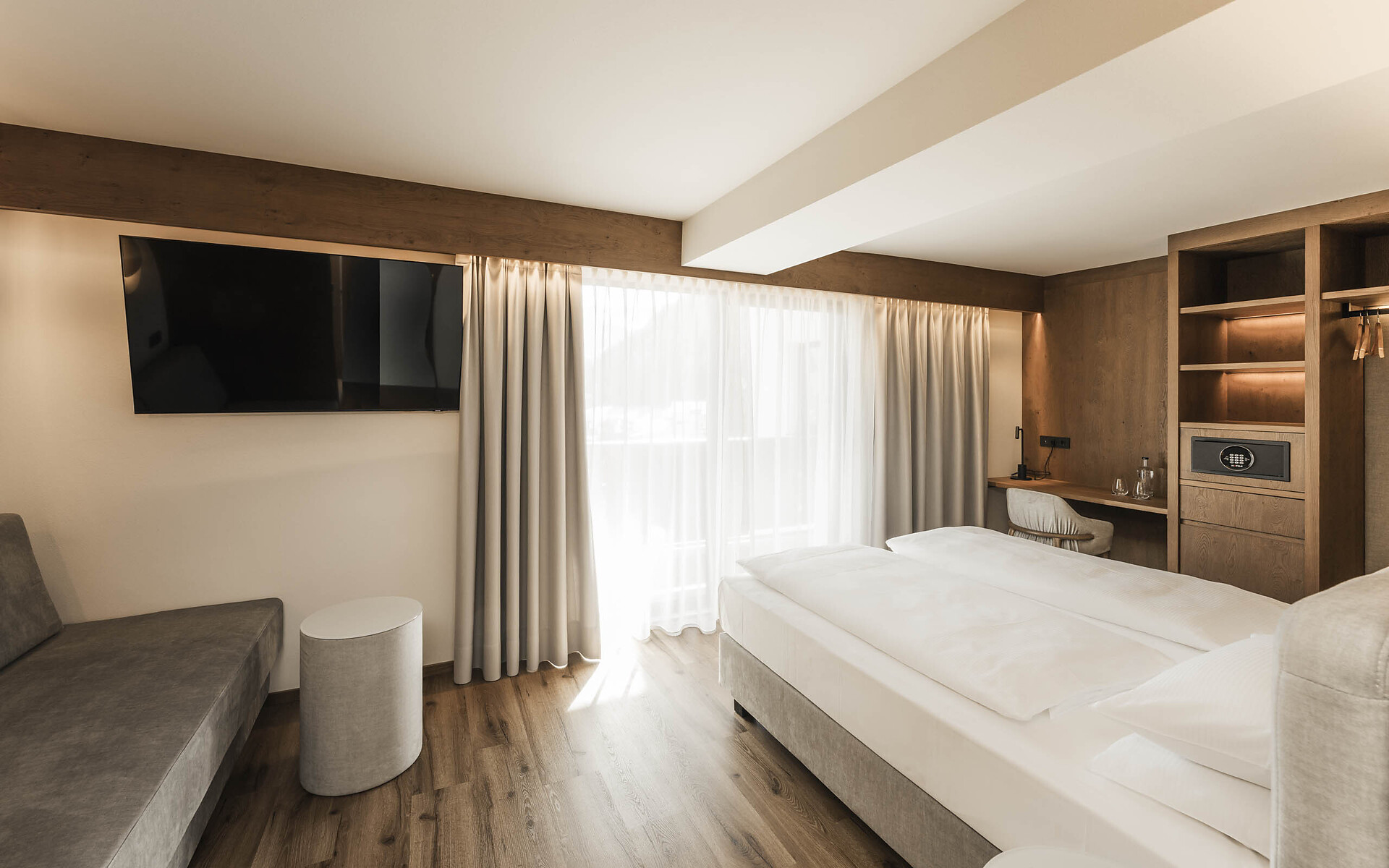 Deluxe Mini Suite