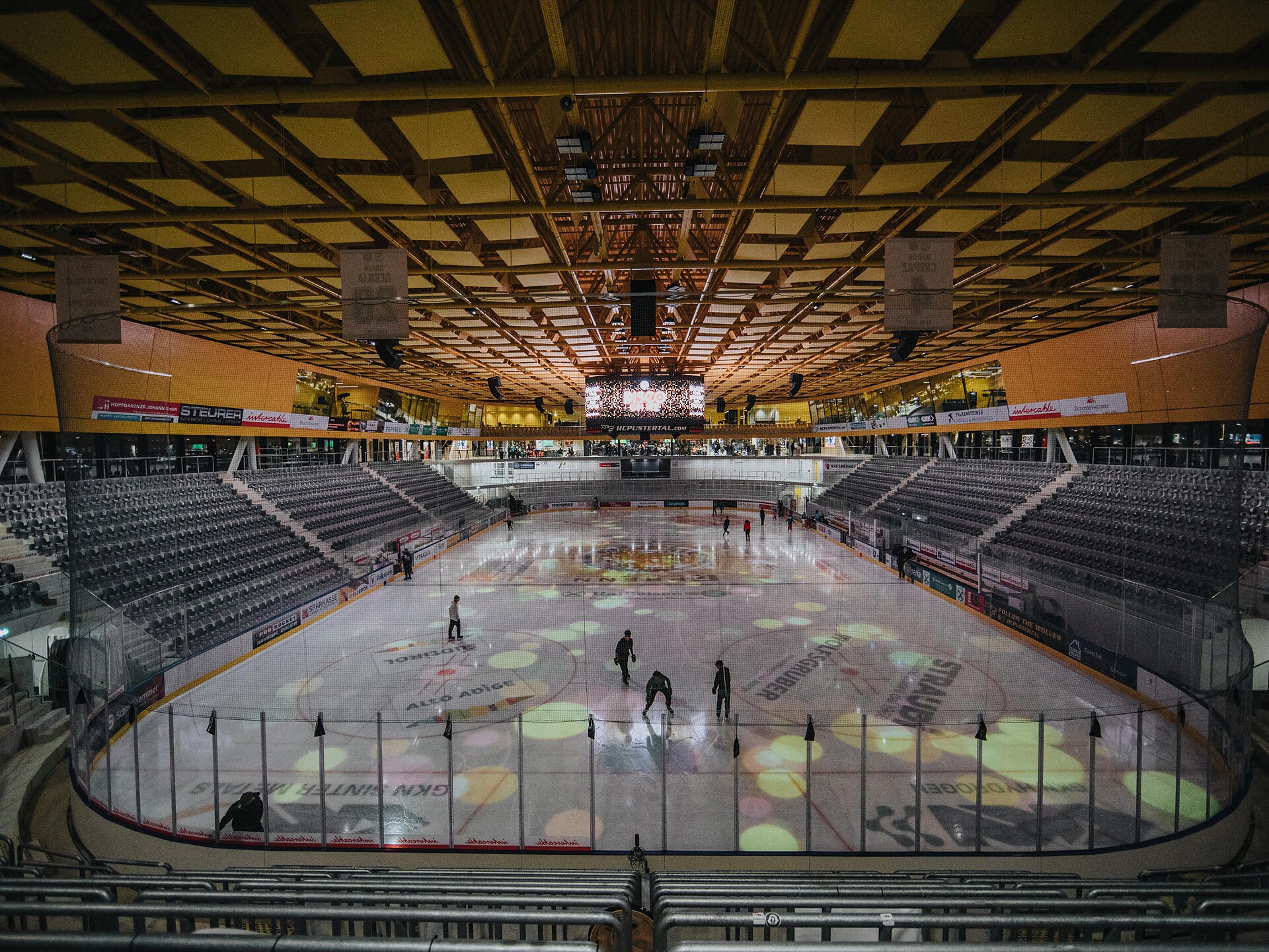 Eislaufen in der Arena Bruneck - DISCO ON ICE