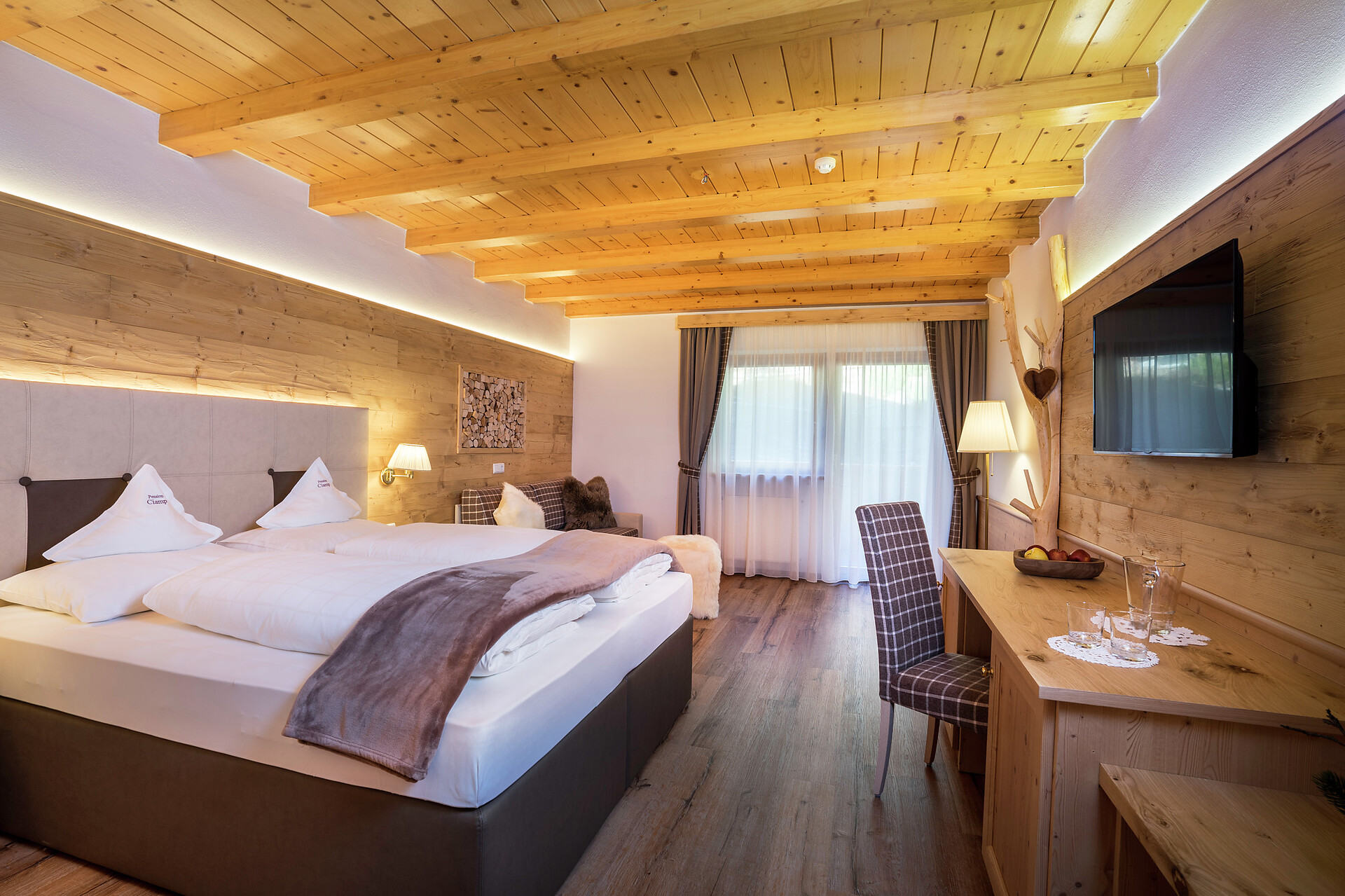 Superior room with balcony and mountain view (30-32 m²)