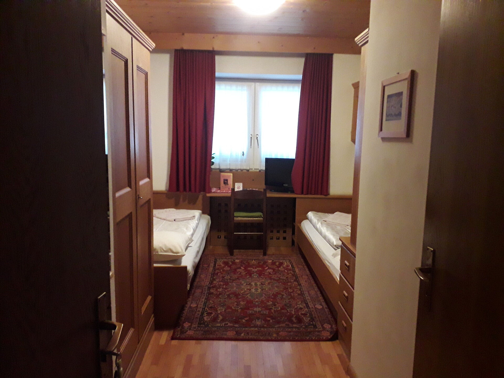 Twin room economy with 2 single beds