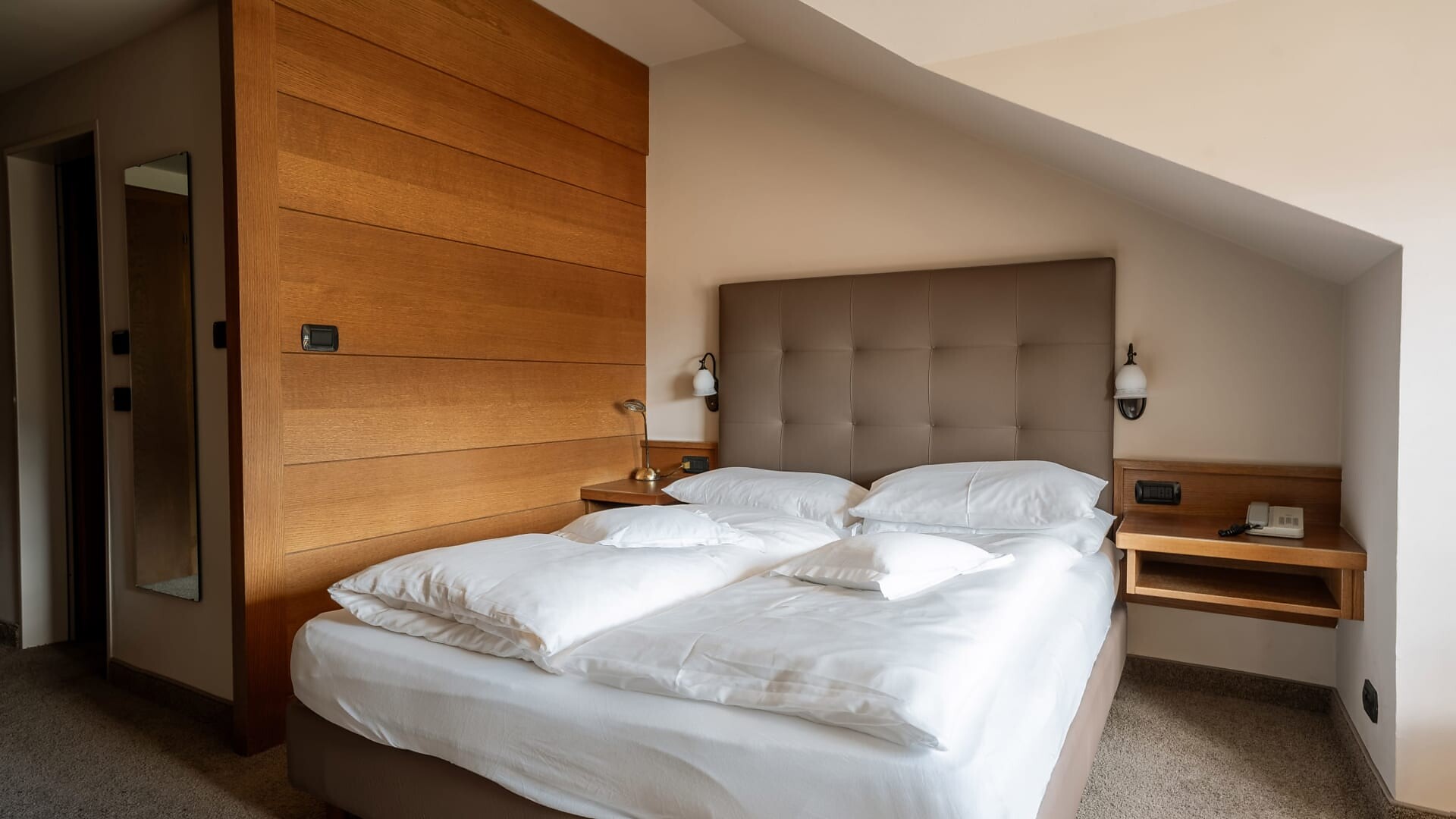 Double Room Economy