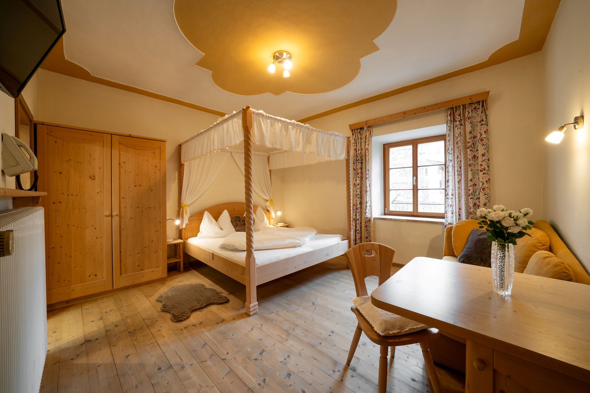 Cozy comfort double room with four-poster bed and wonderful bathroom