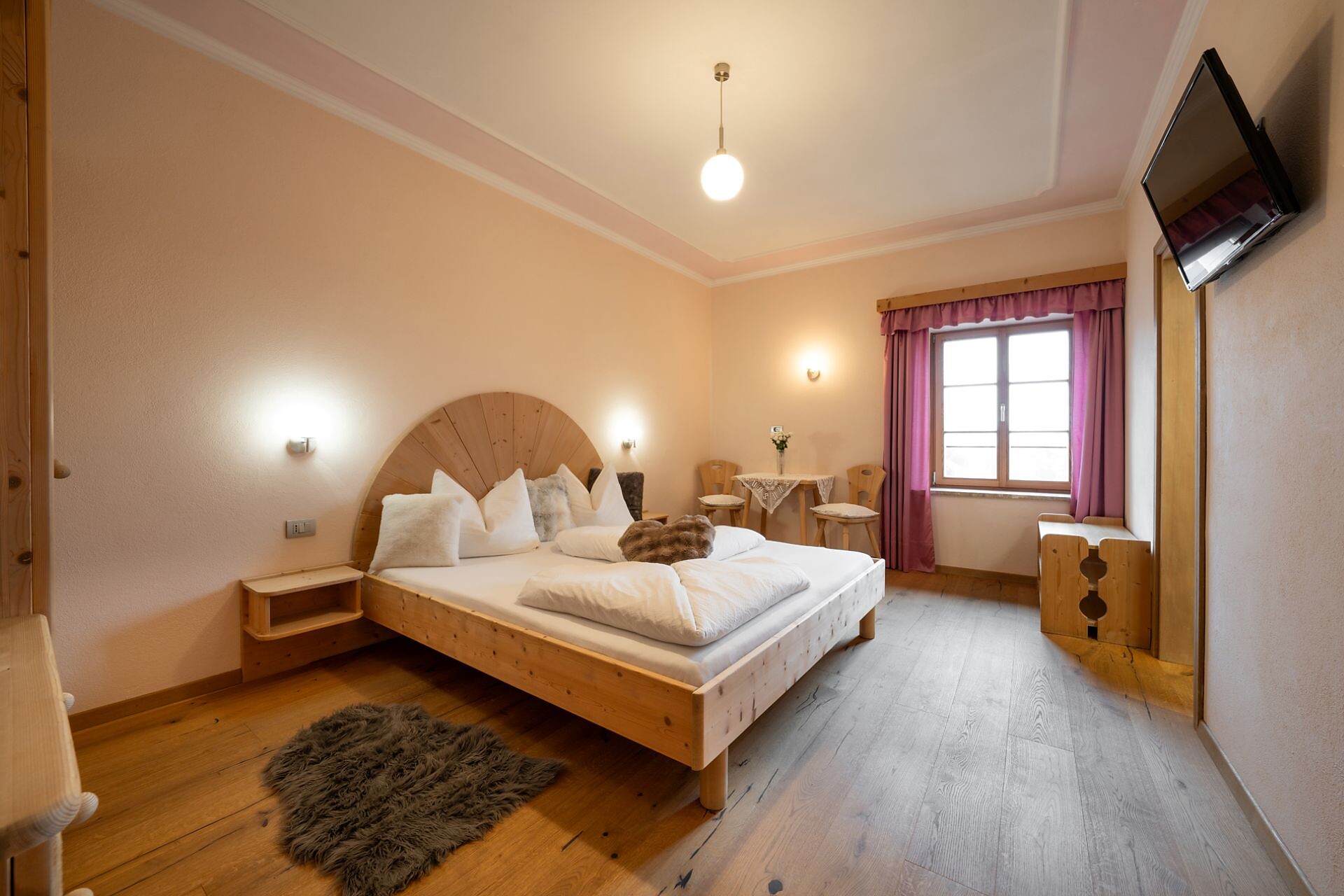 Double room with mountain view to the Sassolungo and Sella